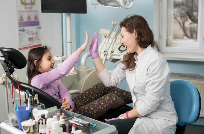 Crianças no dentista: 4 atividades lúdicas para auxiliar no tratamento