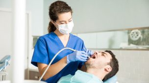 Sedação: entenda como é feita para implante dentário