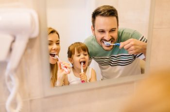 Higiene bucal infantil: torne divertido o cuidado com os dentes nas férias